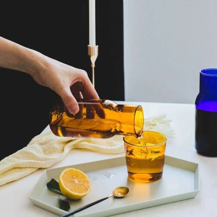 Ensemble de 2 pièces verres de nuit colorés et carafe