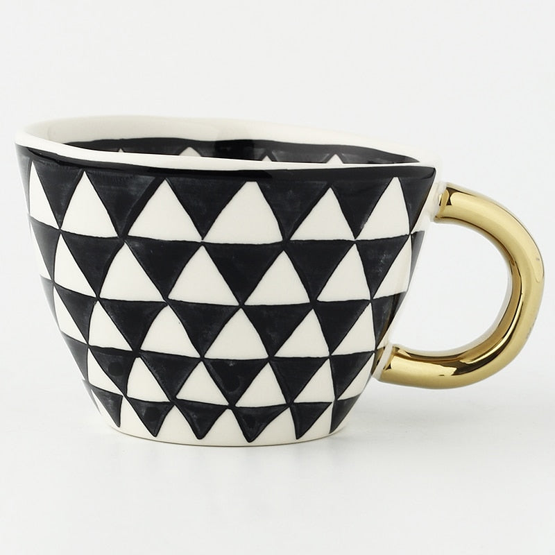Tasse avec motif géométrique abstrait et anse dorée