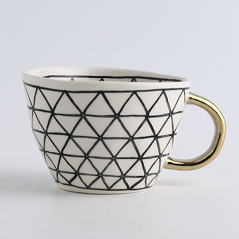 Tasse avec motif géométrique abstrait et anse dorée
