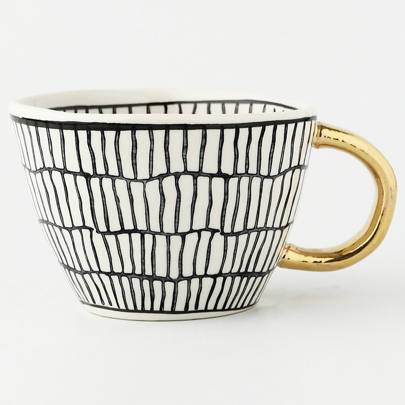 Tasse avec motif géométrique abstrait et anse dorée