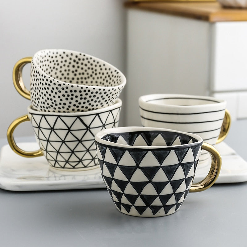 Tasse avec motif géométrique abstrait et anse dorée