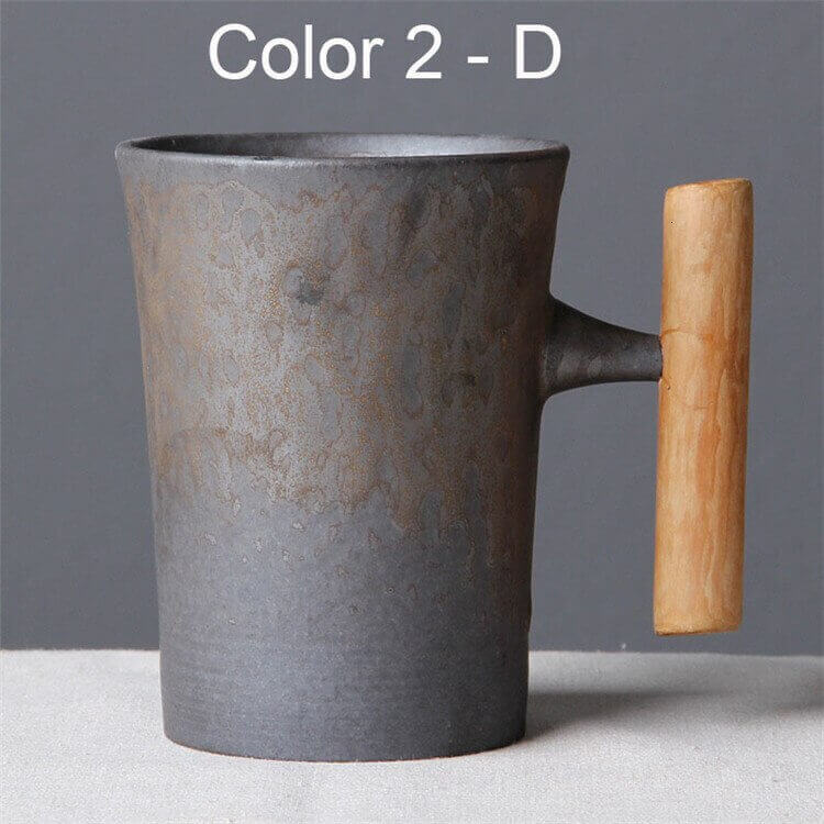 Tasse rétro japonaise avec glaçure rouillée et poignée en bois