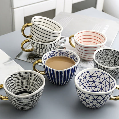 Tasse avec motif géométrique abstrait et anse dorée