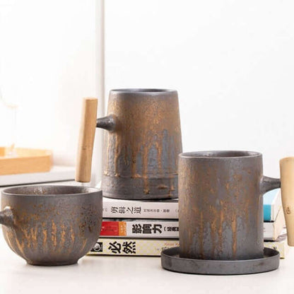 Tasse rétro japonaise avec glaçure rouillée et poignée en bois