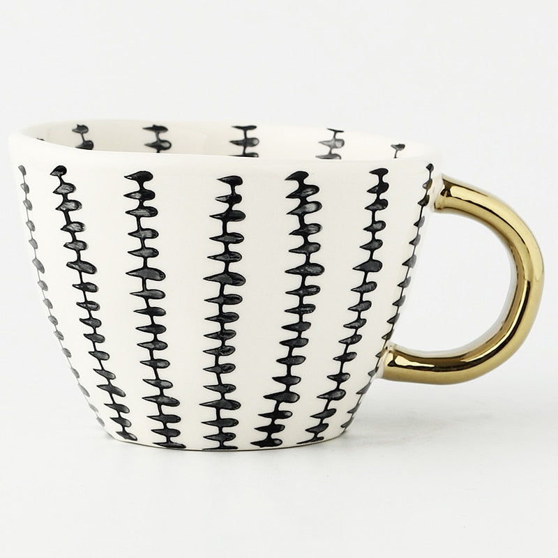 Tasse avec motif géométrique abstrait et anse dorée