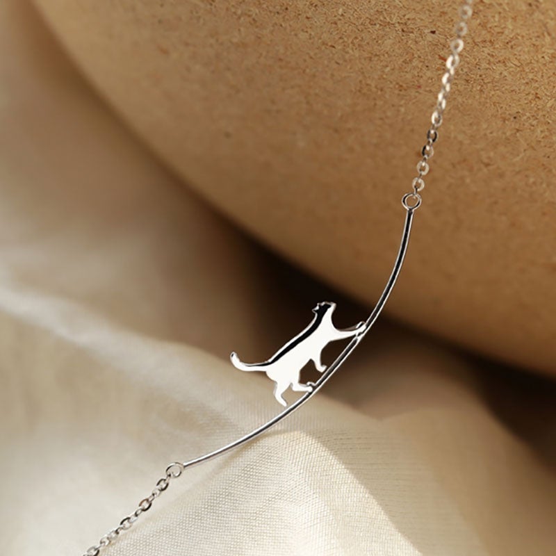 Collier en Argent Élegant avec un Chat Grimpant - Felina