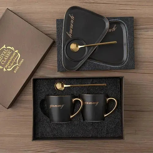 Tasse et soucoupe peintes à la main