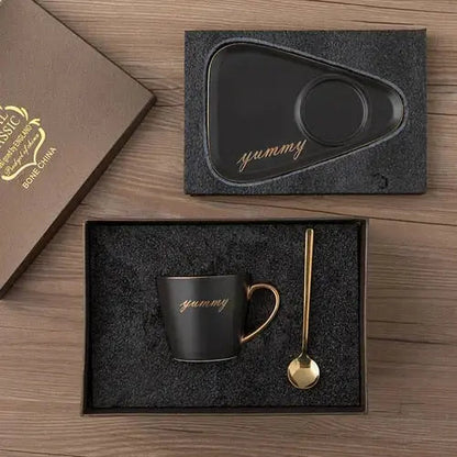 Tasse et soucoupe peintes à la main