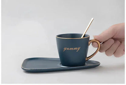 Tasse et soucoupe peintes à la main