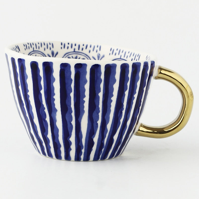 Tasse avec motif géométrique abstrait et anse dorée