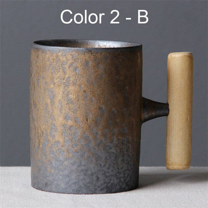 Tasse rétro japonaise avec glaçure rouillée et poignée en bois