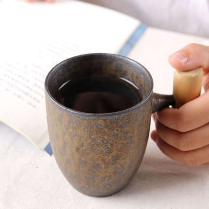 Tasse rétro japonaise avec glaçure rouillée et poignée en bois