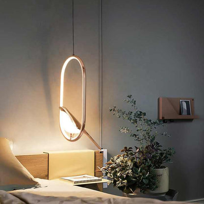 Oiseau d'or dans une lampe suspendue de luxe