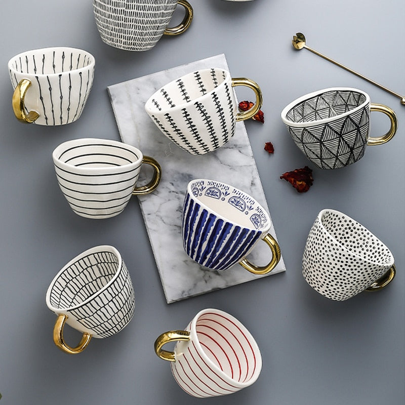 Tasse avec motif géométrique abstrait et anse dorée