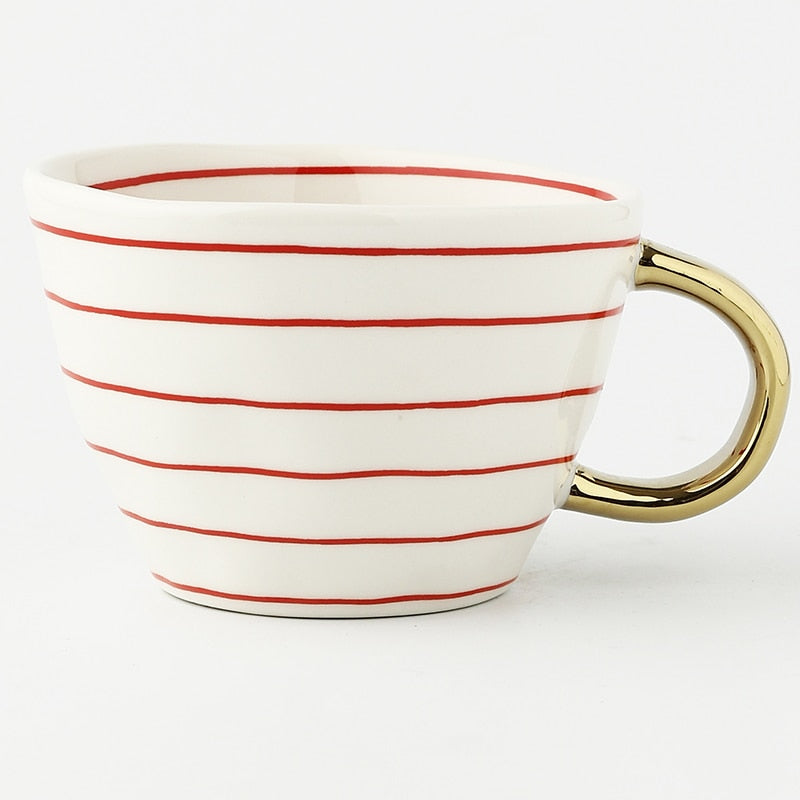 Tasse avec motif géométrique abstrait et anse dorée