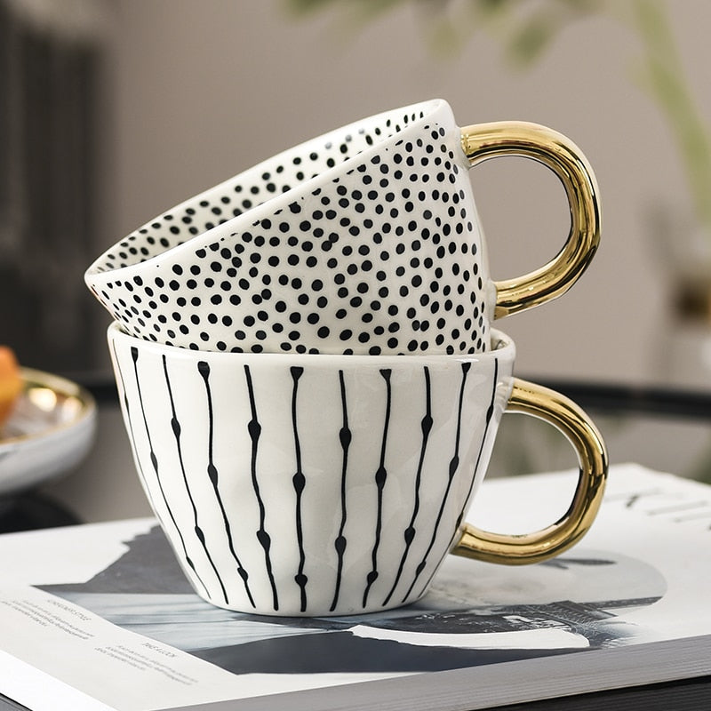 Tasse avec motif géométrique abstrait et anse dorée