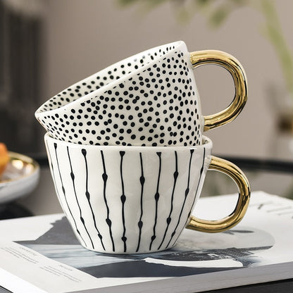 Tasse avec motif géométrique abstrait et anse dorée