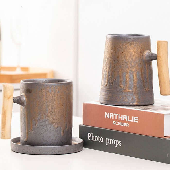 Tasse rétro japonaise avec glaçure rouillée et poignée en bois