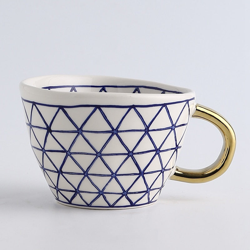 Tasse avec motif géométrique abstrait et anse dorée