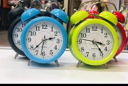 Bonjour kitty / horloge de table busy bee