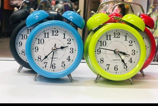 Bonjour kitty / horloge de table busy bee