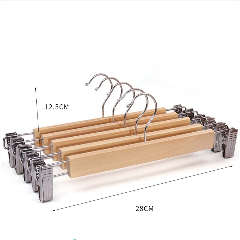 6 cintres en bois avec des clips métalliques