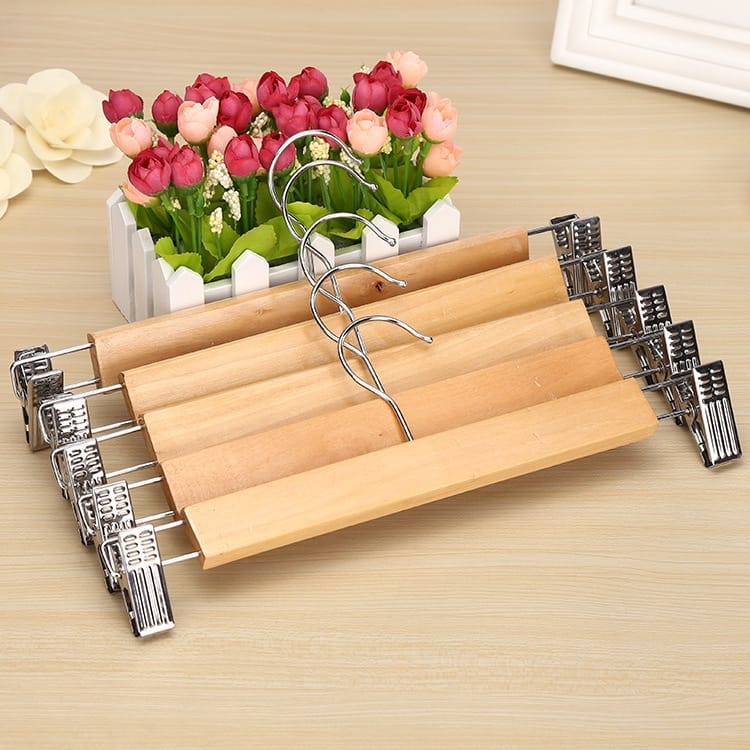 6 cintres en bois avec des clips métalliques