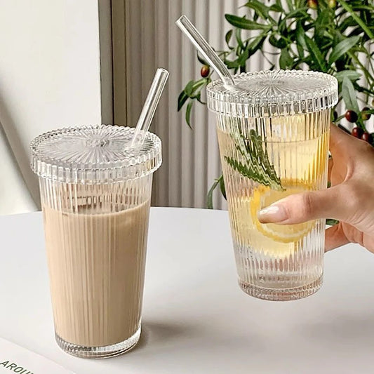Tasse en verre avec couvercle et paille