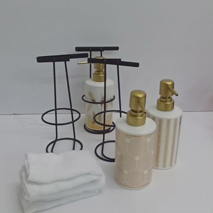 Distributeur de savon avec support métallique et serviette de visage