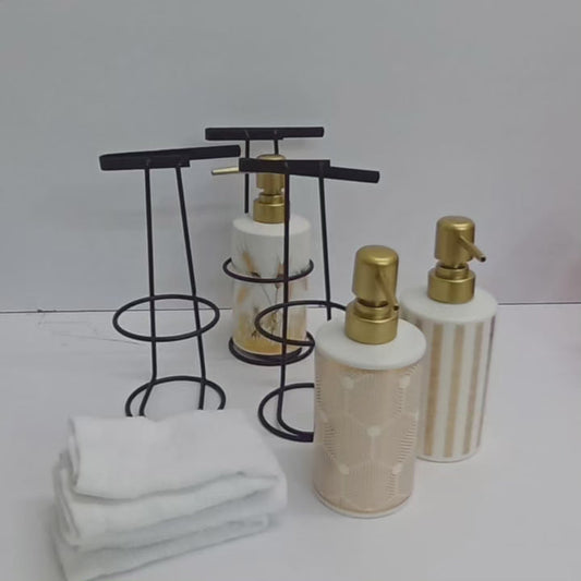 Distributeur de savon avec support métallique et serviette de visage