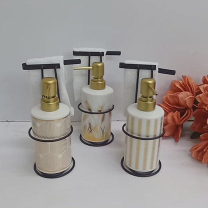 Distributeur de savon avec support métallique et serviette de visage