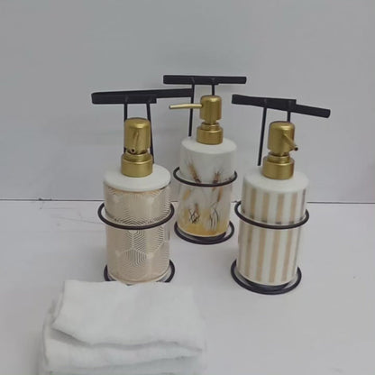 Distributeur de savon avec support métallique et serviette de visage