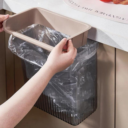 Porte de placard de cuisine sous évier poubelle