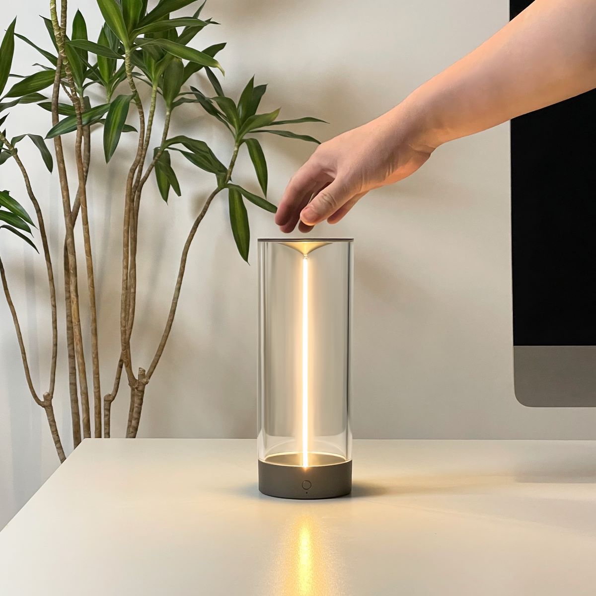 Floroux - Lampe de table élancée et moderne pour un éclat sophistiqué