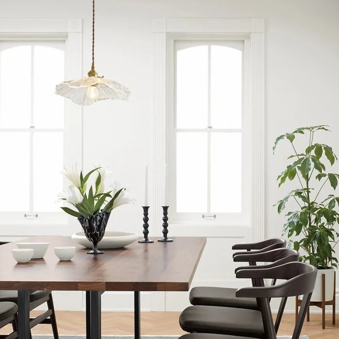 Floroux et Verre Rétro Lotus - Élégance et Atmosphère Romantique