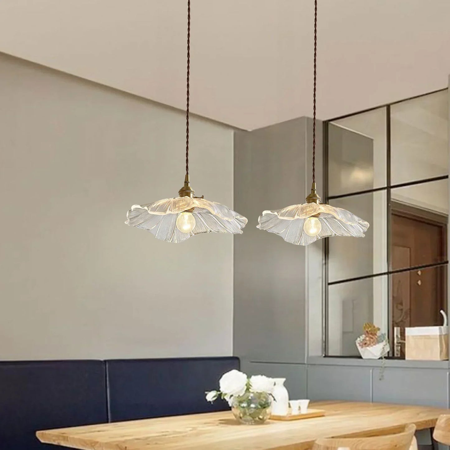 Floroux et Verre Rétro Lotus - Élégance et Atmosphère Romantique