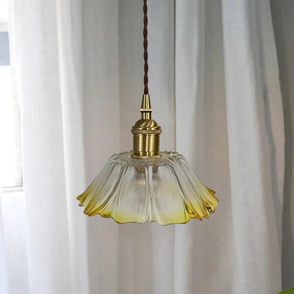 Floroux et Verre Rétro Lotus - Élégance et Atmosphère Romantique