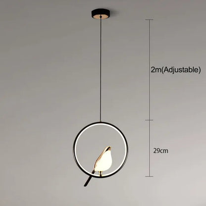 Oiseau d'or dans une lampe suspendue de luxe