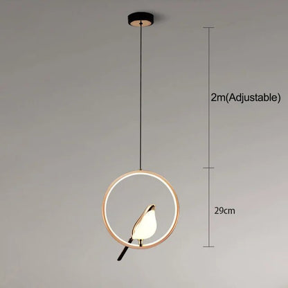 Oiseau d'or dans une lampe suspendue de luxe