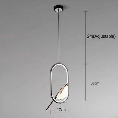 Oiseau d'or dans une lampe suspendue de luxe