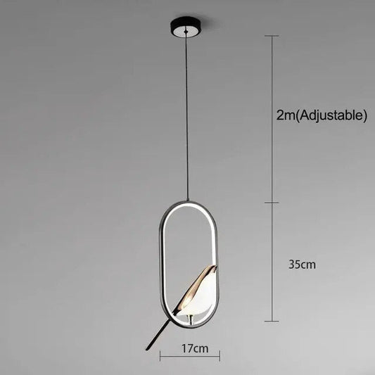 Oiseau d'or dans une lampe suspendue de luxe