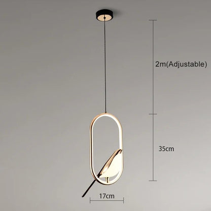 Oiseau d'or dans une lampe suspendue de luxe
