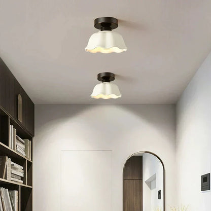SphèreLumi – Luminaire Élégant en Verre et Céramique