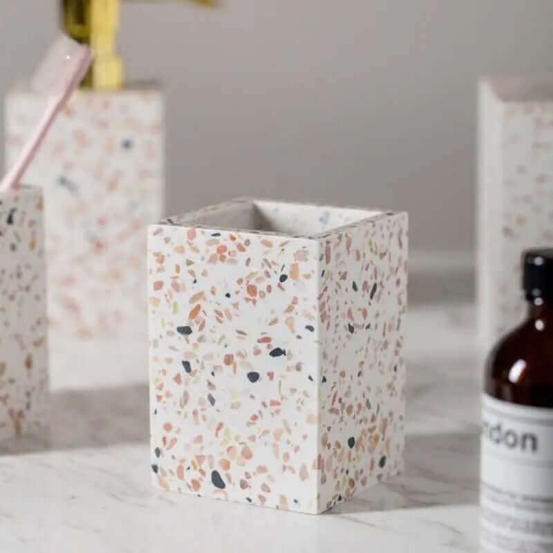 Accessoires de salle de bain en terrazzo orange
