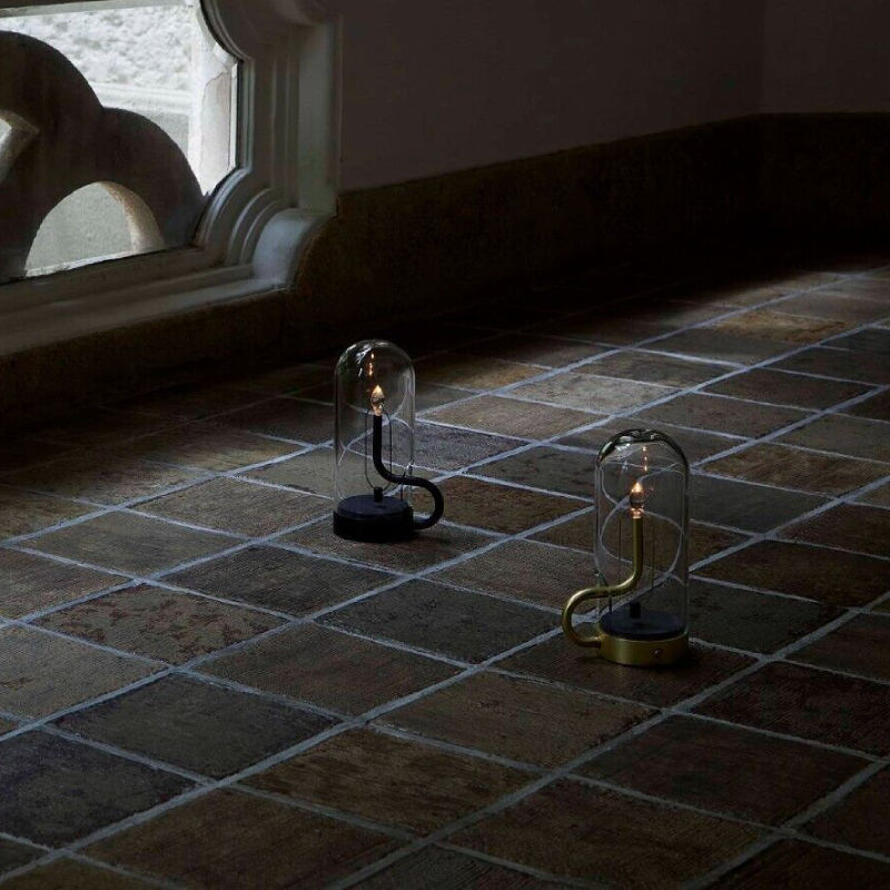 FlameGlow – Solution d'éclairage portable élégante avec chargement sans fil