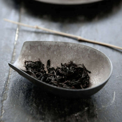 Tasse rétro japonaise avec glaçure rouillée et poignée en bois