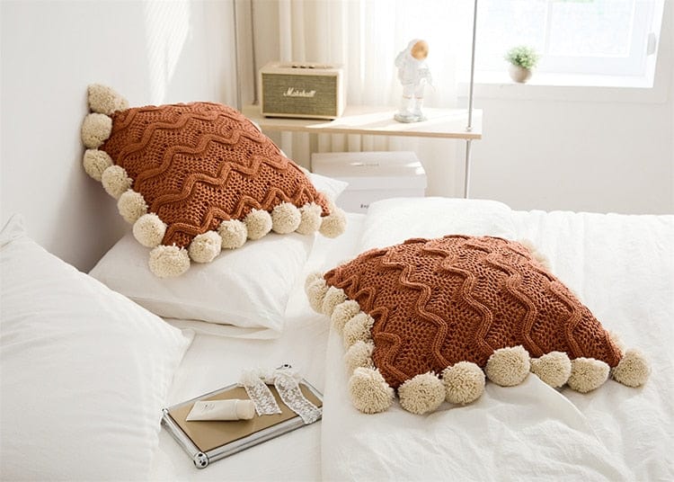 Couvre-coussins en tricot avec pompons