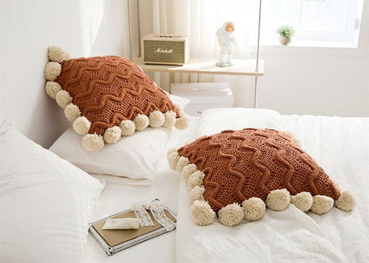 Couvre-coussins en tricot avec pompons