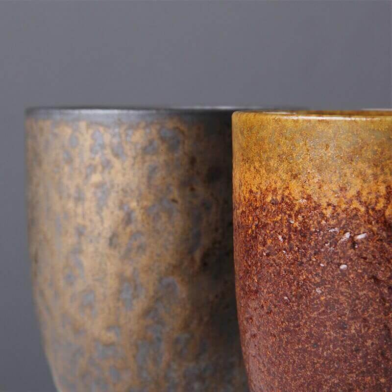 Tasse rétro japonaise avec glaçure rouillée et poignée en bois