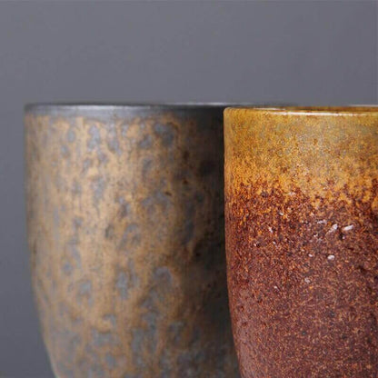 Tasse rétro japonaise avec glaçure rouillée et poignée en bois